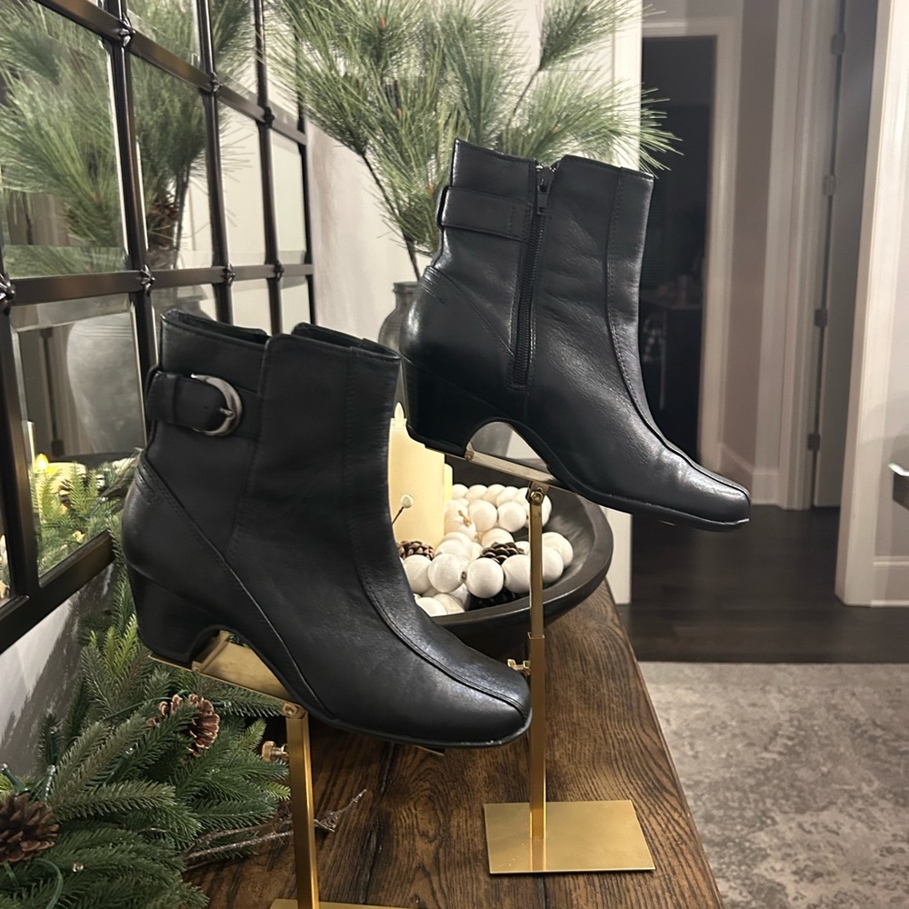 Clarks Artisan Dara 84950 black leather ankle boot